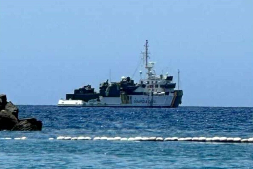 En av Guardia Civil sine båter la seg utenfor feriebyen Puerto Rico denne fredagen. Målet er å holde båtfolket i tøylene. Foto: Privat