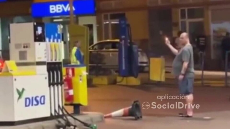 PANIKK: Mannen dro løs flere slanger fra pumpene og tente en lighter.