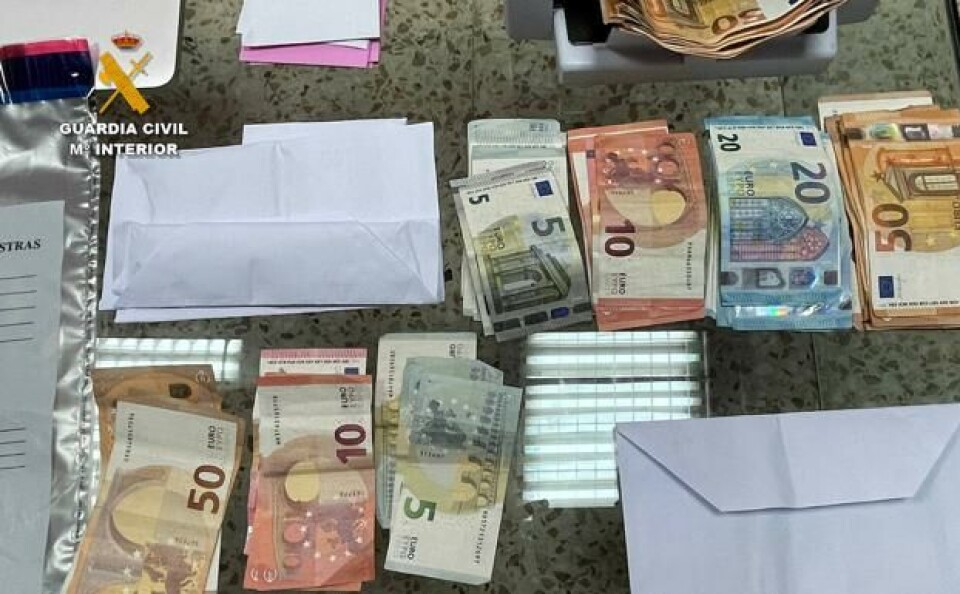Politiet beslagla store mengder kontanter. Foto: Guardia Civil