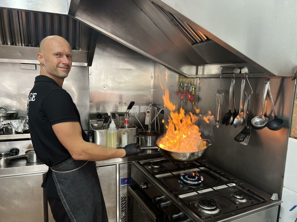 MEDEIER: Kamil Ludwiczak har over 15 år bak seg på kjøkkenet. Her lager han biffsnadder, en av bestselgerne til restauranten. Foto: Johannes Havig-Gjelseth MEDEIER: Kamil Ludwiczak har over 15 år bak seg på kjøkkenet. Her lager han biffsnadder, en av bestselgerne til restauranten. Foto: Johannes Havig-Gjelseth
