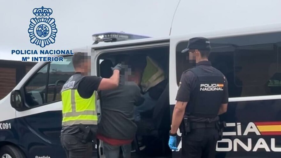 Her føres den mistenkte brannstifteren bort. Foto: Policia Nacional