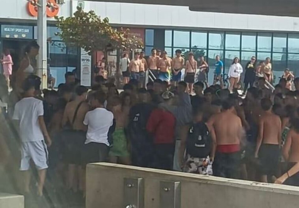 Ungdom barket sammen i slåsskamp ved den populære Las Canteras-stranda i Las Palmas på mandag. Foto: Twitter: @LasCanteras