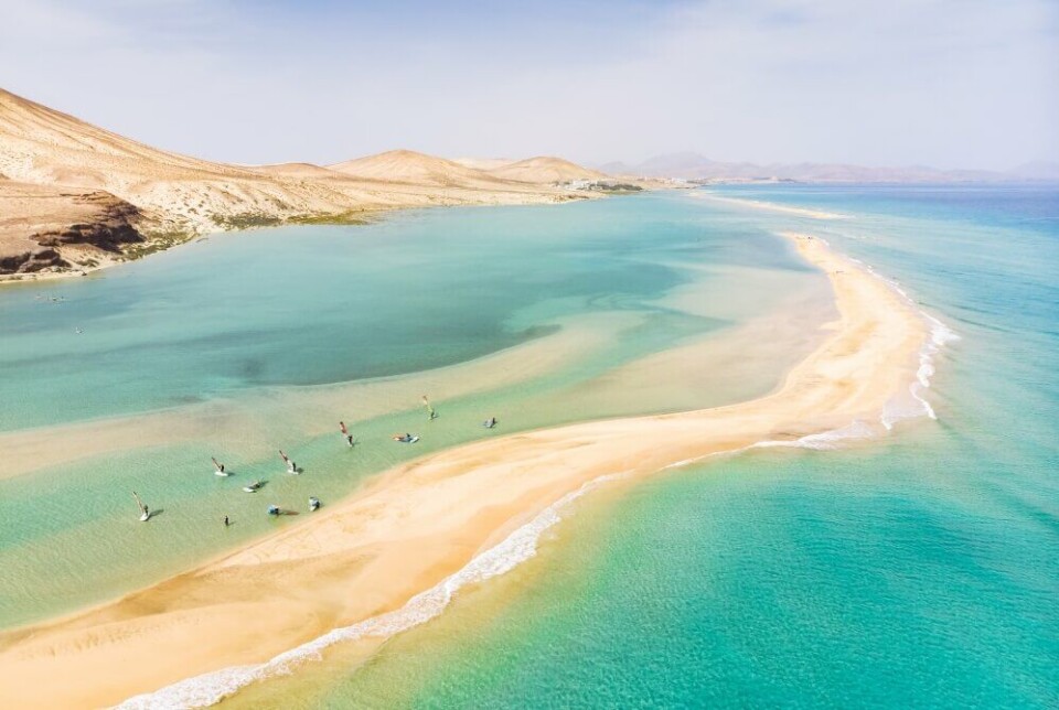 Sotavento-stranda på Fuerteventura er berømt blant surfere og populær blant badegjester. Foto: NicoElNino/Shutterstock