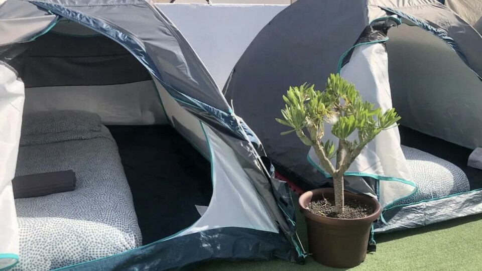 Airbnb-verten har satt opp telt på taket. De leier han ut på Airbnb, som 'soverom' i en 'urban camping'. Foto: Airbnb