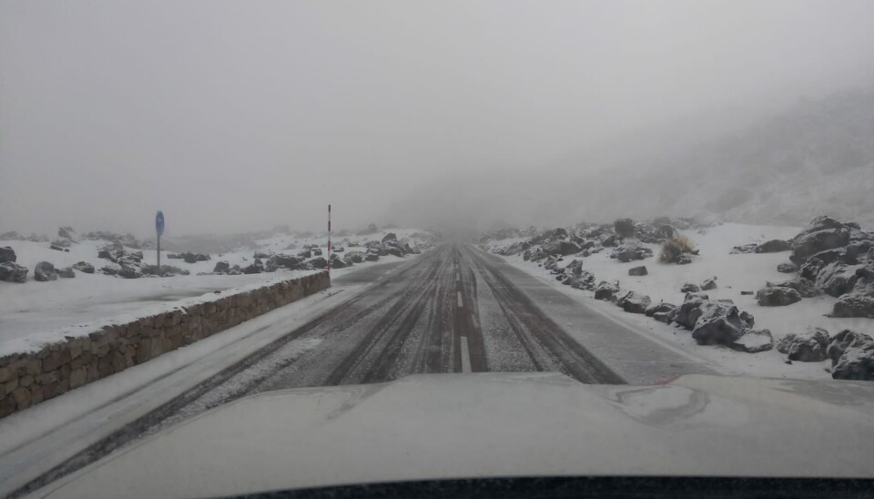 Snø og is er ikke uvanlig på Teide i vinterhalvåret, og kan komme overraskende på turister.