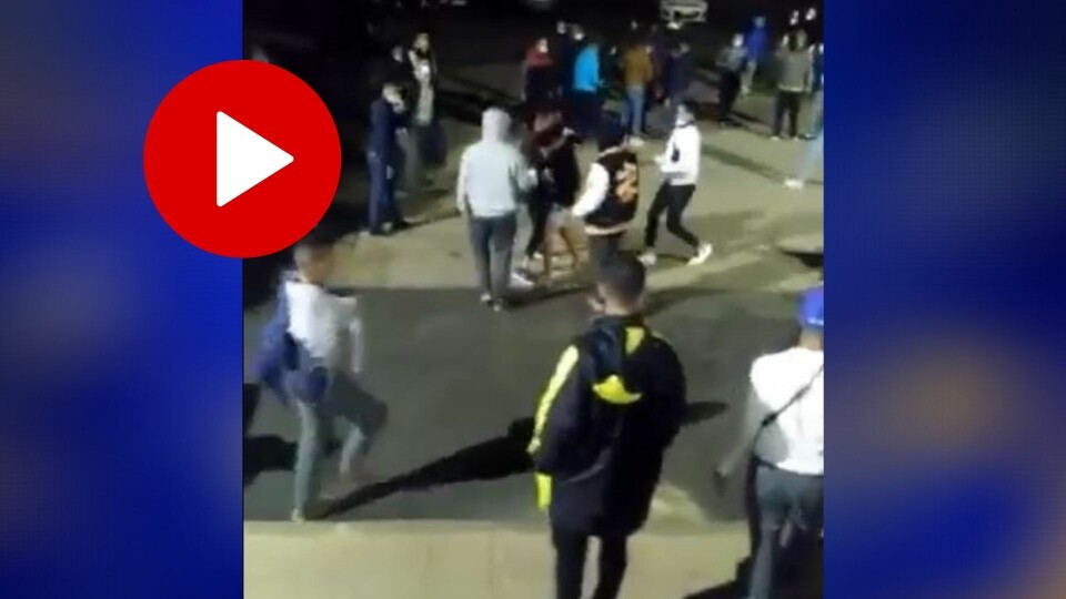 STERKE BILDER: Det brøt ut masseslagsmål under et måltid i migrantleiren på Tenerife, og to vektere fikk lettere skader.