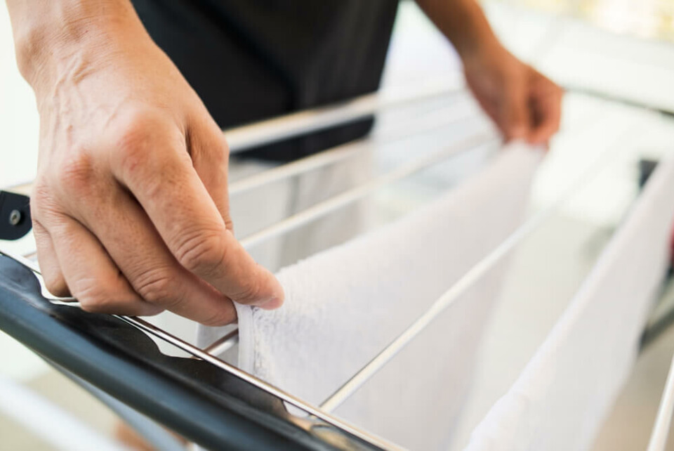 Å vaske sengetøy før man drar til Norge er ingen dum idé, men det bør tørkes utendørs, i trommel eller i det minste med tilstrekkelig ventilasjon. Foto: Nito/Shutterstock Å vaske sengetøy før man drar til Norge er ingen dum idé, men det bør tørkes utendørs, i trommel eller i det minste med tilstrekkelig ventilasjon. Foto: Nito/Shutterstock