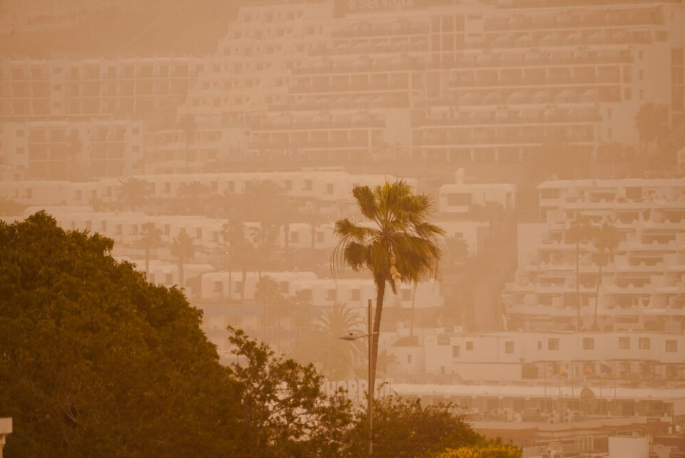 Bilde av en calima i desember 2022 i feriebyen Puerto Rico. Foto: Christian.dk/Shutterstock