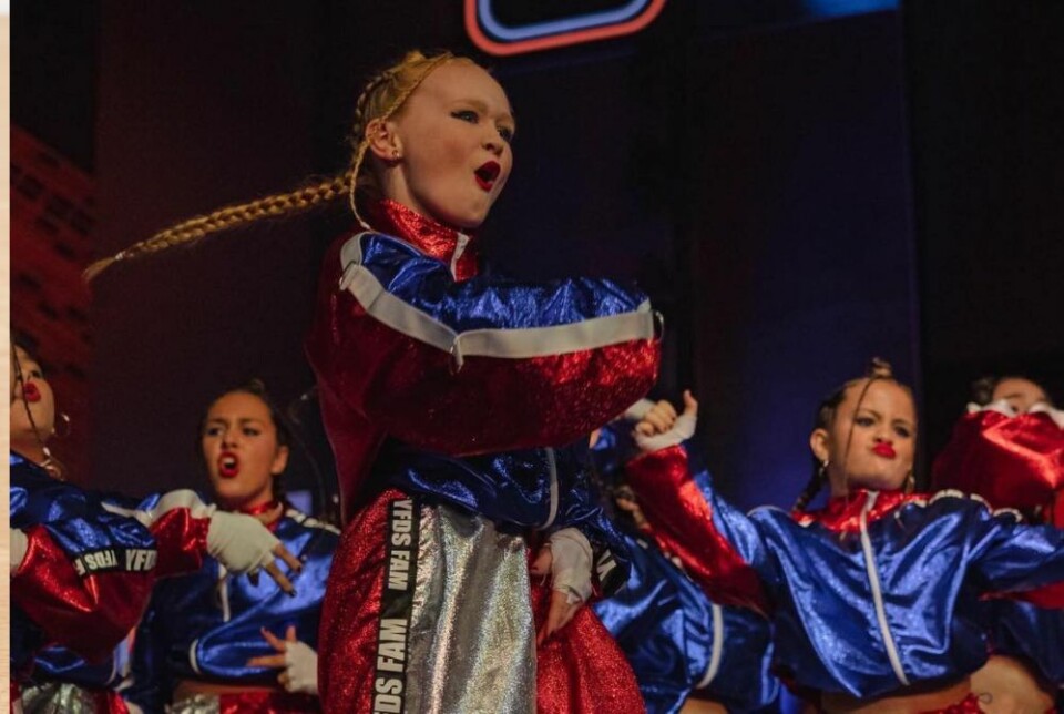 Norske Emine Noela (11) har blitt dansestjerne på Tenerife. Nå skal hun og danseskolen representere Spania under verdensmesterskapet i Orlando, Florida. Foto: Privat