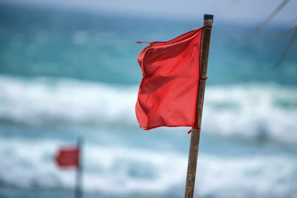 Illustrasjonsfoto av et rødt flagg som indikerer badeforbud ved kanariske strender. Foto: Yakov Oskanov/Shutterstock