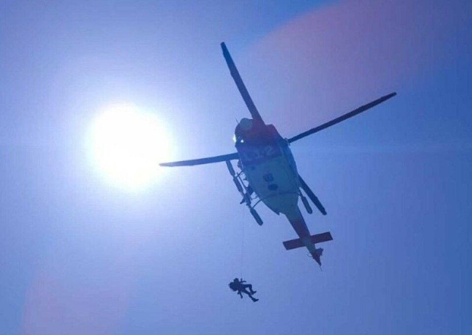 Politiet rekvirerte et redningshelikopter for å komme seg frem til stedet. Foto: 112 Canarias