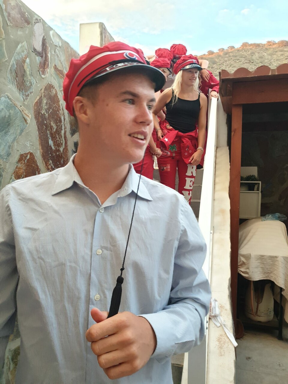 Isak Skogen tok den første russeknuta og drakk en O.5 på under 30 sekunder. Foto: Anna Karin Lervold Isak Skogen tok den første russeknuta og drakk en O.5 på under 30 sekunder. Foto: Anna Karin Lervold