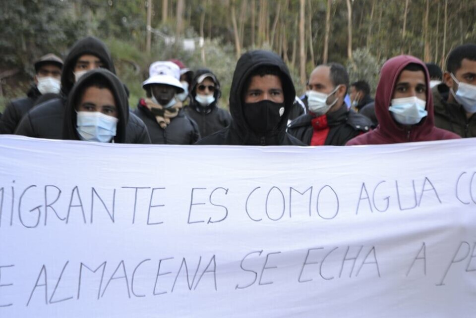 Migranter demonstrerer mot det de mener er elendige forhold i Las Racies-leiren. Foto: Asamblea de apoyo a migrantes en Tenerife