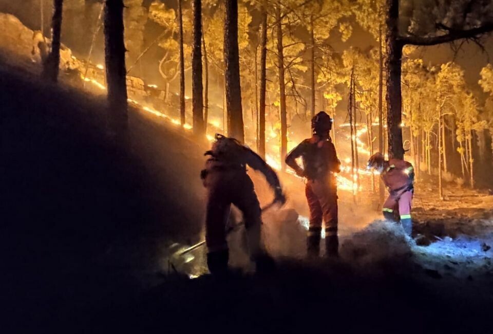 Skogbrannen trenger inn i Inagua og setter 8000 hektar furuskog i fare
