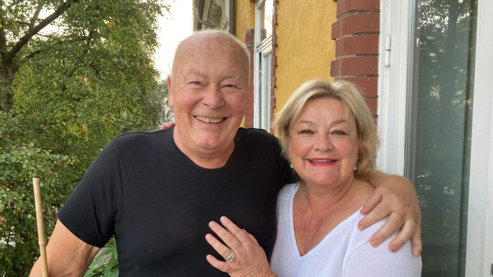Nils Ole Oftebro (78) og kona Anette Hoff (62) er et av Norges mest kjente stjernepar. Nå skal de lese dikt på Sjømannskirken i Arguineguín. Foto: Privat