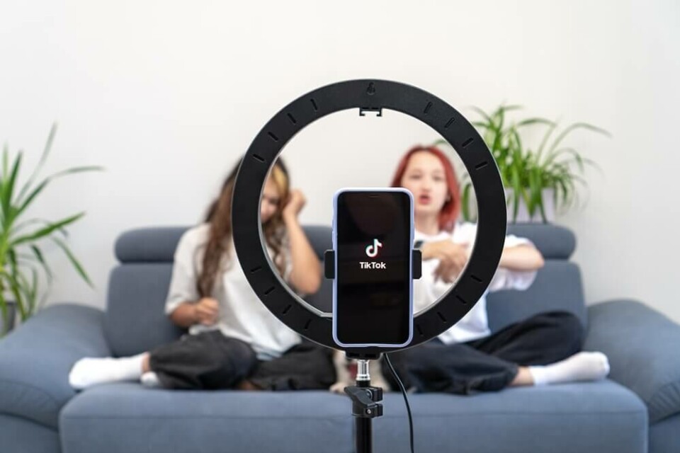 Et arkivfoto av tenåringer som bruker TikTok. Foto: Luiza Kamalova/Shutterstock