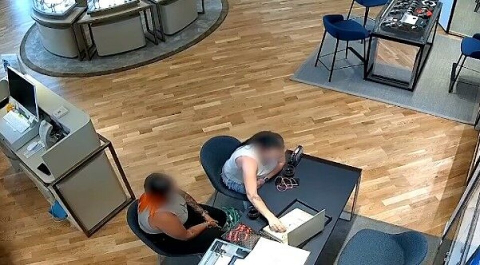 Her stjeler angivelig den mistenkte kvinnen en ring verdt 4000 euro i Puerto Rico. Foto: Overvåkningsvideo fra butikken