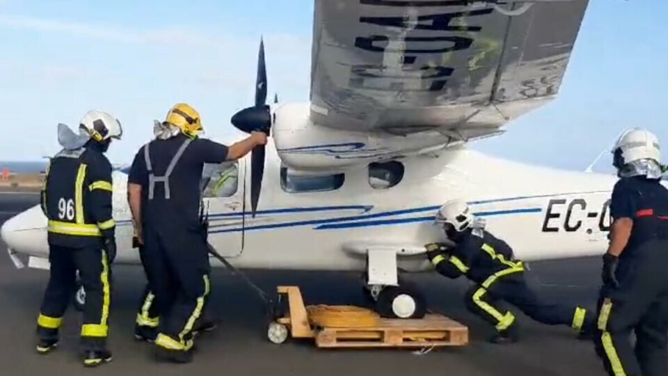 Skoleflyet punkterte under landing.