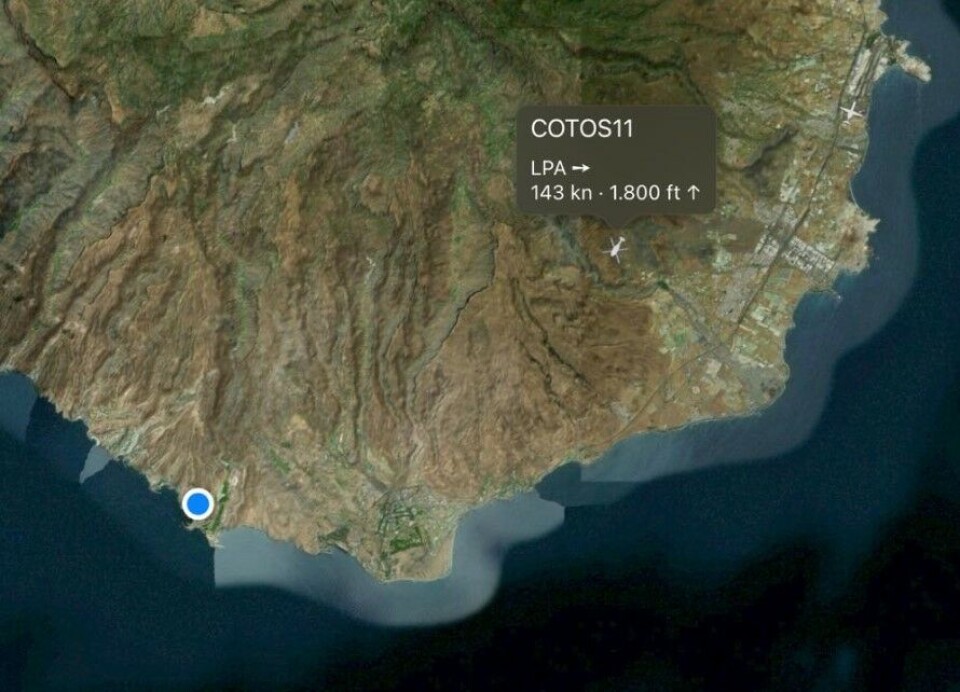 Et helikopter har også tatt av fra flyplassen på Gran Canaria, og satt kursen mot området. Et helikopter har også tatt av fra flyplassen på Gran Canaria, og satt kursen mot området.