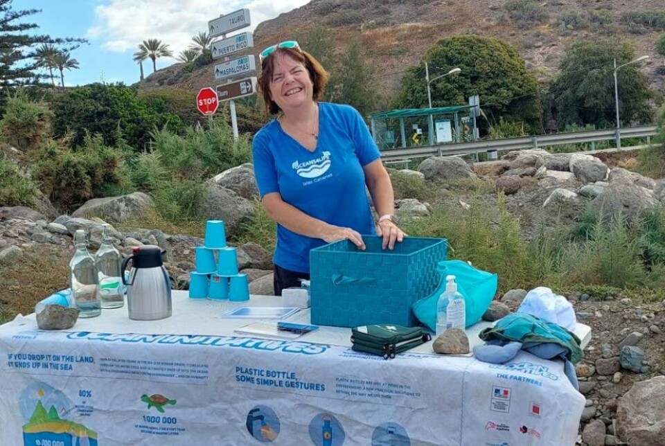 Julie Bass fra Oceans4Life er en ildsjel i lokalsamfunnet sør på Gran Canaria. Hun og mange andre frivillige er ofte ute på strendene for å rydde søppel. Foto: Ann Cathrin El Allaoui Julie Bass fra Oceans4Life er en ildsjel i lokalsamfunnet sør på Gran Canaria. Hun og mange andre frivillige er ofte ute på strendene for å rydde søppel. Foto: Ann Cathrin El Allaoui