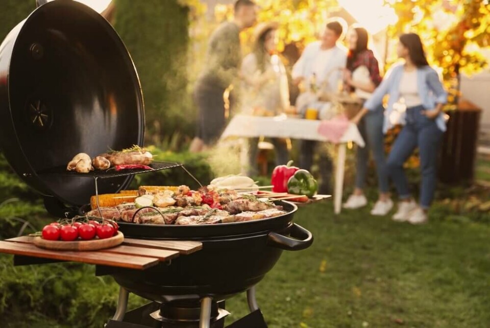 Kullgrill er klassikeren vi henter frem når vi vil ha den ekte grillopplevelsen. Foto: Shutterstock Kullgrill er klassikeren vi henter frem når vi vil ha den ekte grillopplevelsen. Foto: Shutterstock