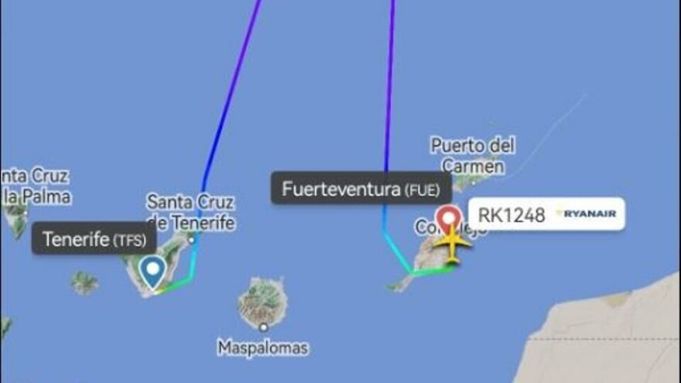 Ryanairflyet fra Fuerteventura til Manchester måtte foreta en medisinsk nødlanding på Tenerife, da et barn mistet bevisstheten. Grafikk: Flightradar 24