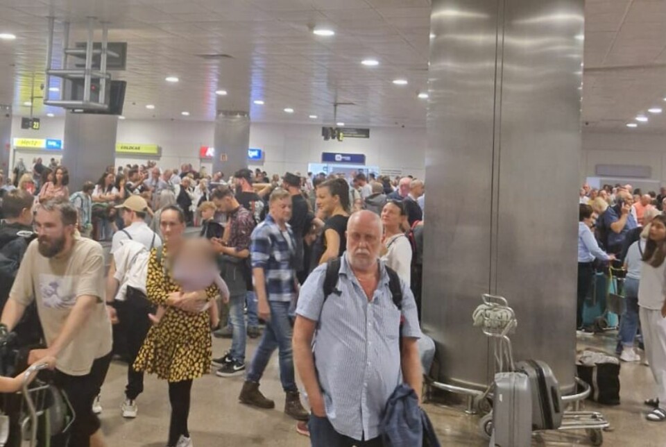 KAOS: Folk har ventet som sild i tønne hele kvelden på bagasjen sin. Foto: Privat