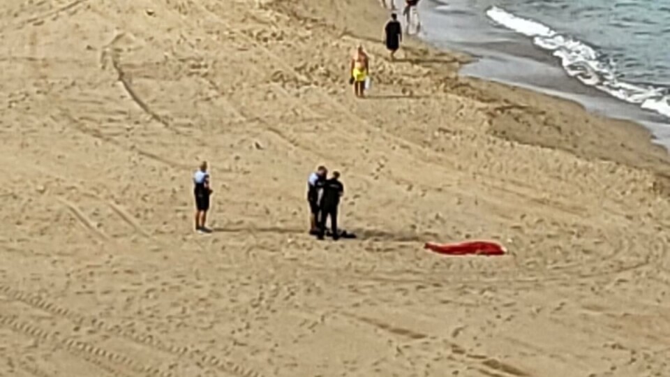 En mann ble funnet død på Las Canteras-stranda denne søndagen. Foto: Privat