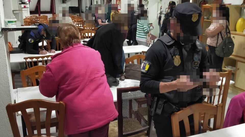 Her slår politiet til mot 'bingobanden' som brøt smittevernreglene. Foto: Policia Local Las Palmas