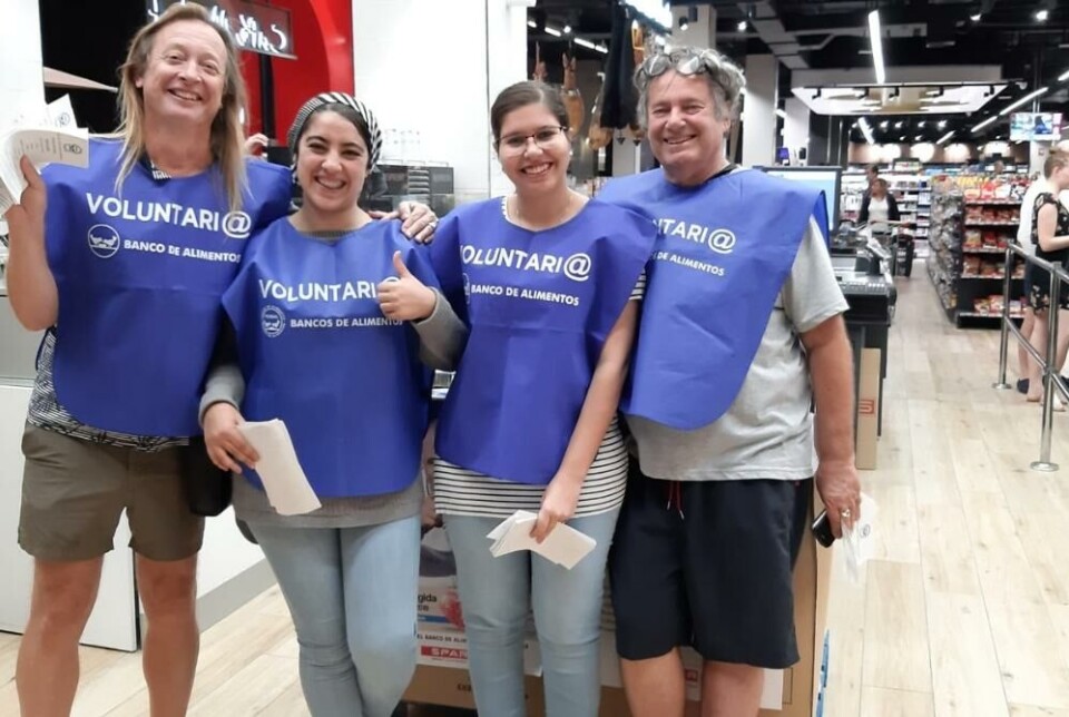 Frivillige som samler inn mat til vanskeligstilte familier sør på Gran Canaria. Foto: Nabohjelpen