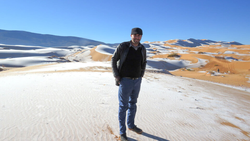 Det er ikke ofte det snør i Sahara. Fotograf Karim Bouchetata benyttet sjansen til å ta et portrett foran den uvanlige bakgrunnen.