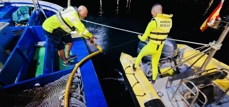 Båten måtte reddes i land, men alle fiskerne slapp fra hendelsen uten skader. Foto: Emerlan