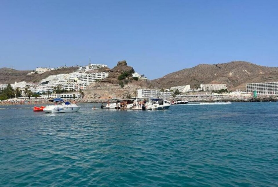 FORSTYRRENDE: Badegjester og brukere av havna blir forstyrret av den elleville båtfestingen ved innfarten til Puerto Rico-havna. Foto: Havneledelsen