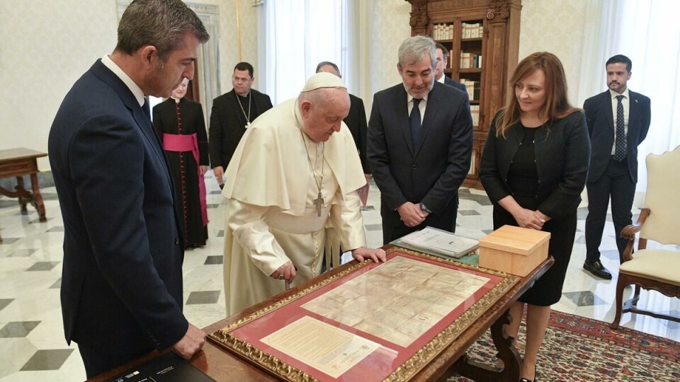 Pave Frans møtte biskoper fra Kanariøyene sammen med øygruppens president, Fernando Clavijo. Foto: Vatican Media