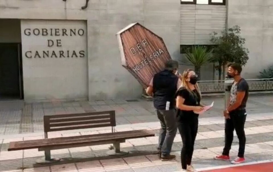 Satt opp kiste med påskriften 'RIP gjestfrihetssektoren' utenfor øyregjeringens hovedkvarter. Foto: Skjermdump fra video/Canarias7
