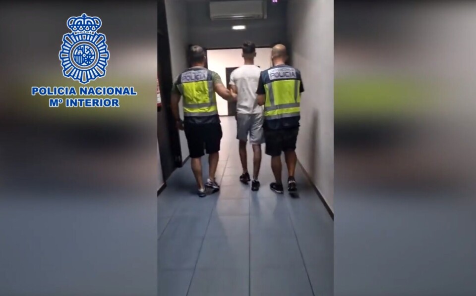 FØRES BORT: Her fører spansk nasjonalpoliti den drapsmistenkte svensken bort etter pågripelsen sør på Gran Canaria. Foto: Policia Nacional