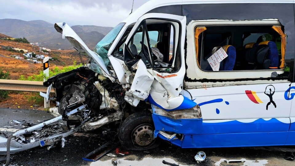 Bussen frontkolliderte med en SUV. Begge sjåførene ble alvorlig skadet i ulykken, opplyser politiet. Foto: Bomberos