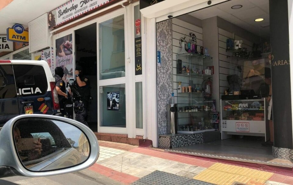 Tungt bevæpnet politi gikk til aksjon mot en rekke små bedrifter og boliger i Puerto Rico, Arguineguín, Motor Grande og Playa del Cura denne fredagen. Foto: Canariavisen