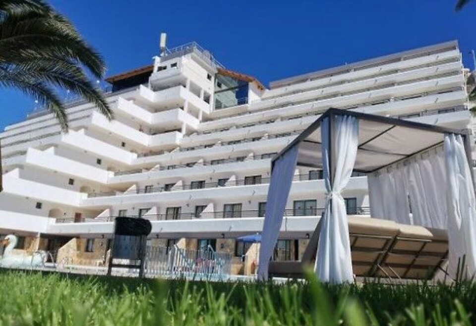 Palmera Mar apartments ligger sentralt til ved den populære Amadores-stranda. Det har blitt brukt som asylmottak tidligere. Nå er det et pleiehjem.