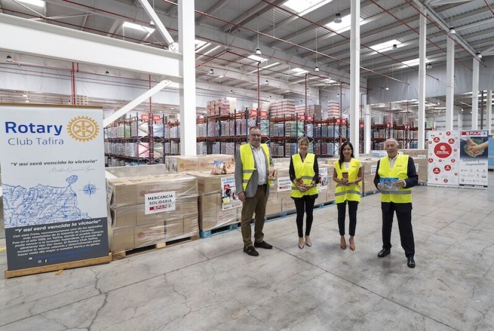 Gustavo Nuez García fra Cáritas, SPAR-direktør Dunia Pérez, sammen med José Miguel Gonzalo og Carmen Pulido, fra Rotaryklubben. Foto: SPAR Gran Canaria
