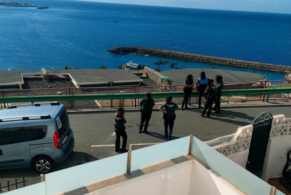 Både Guardia Civil og det lokale politiet kom omsider til leiligheten. Både Guardia Civil og det lokale politiet kom omsider til leiligheten.