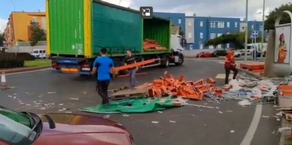 Sjåføren skal ha festet lasset med teip. Skjermdump: Canarias7