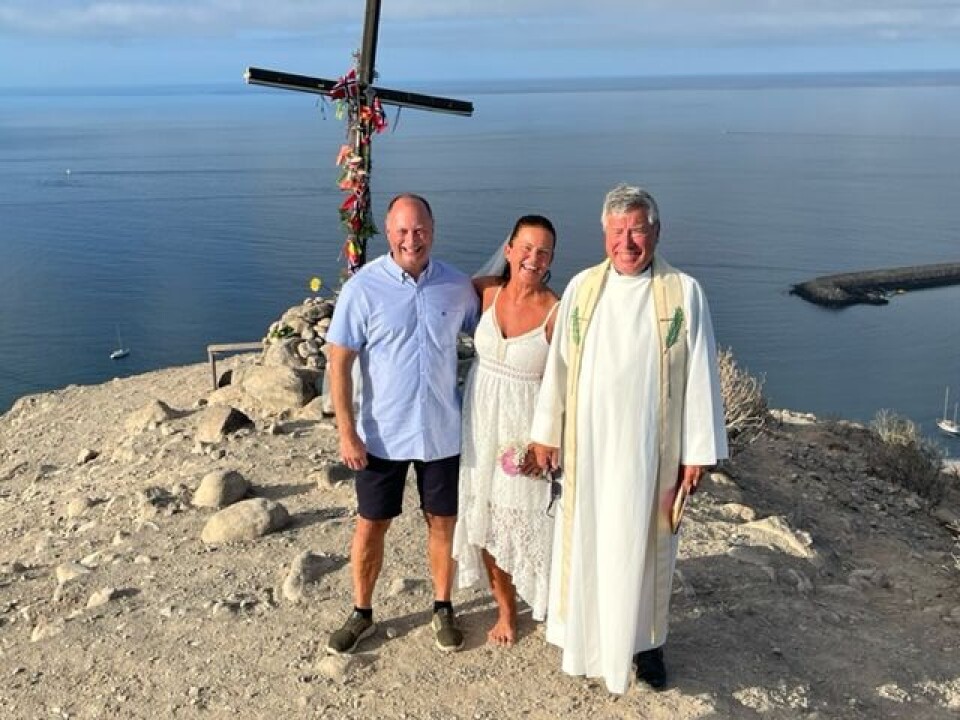 Paret fikk oppfylt drømmen og giftet seg ved Korset i Patalavaca, sørvest på Gran Canaria. Vielsen ble utført av den sportye vikarpresten, Steinar Lindvig. Foto: Privat Paret fikk oppfylt drømmen og giftet seg ved Korset i Patalavaca, sørvest på Gran Canaria. Vielsen ble utført av den sportye vikarpresten, Steinar Lindvig. Foto: Privat