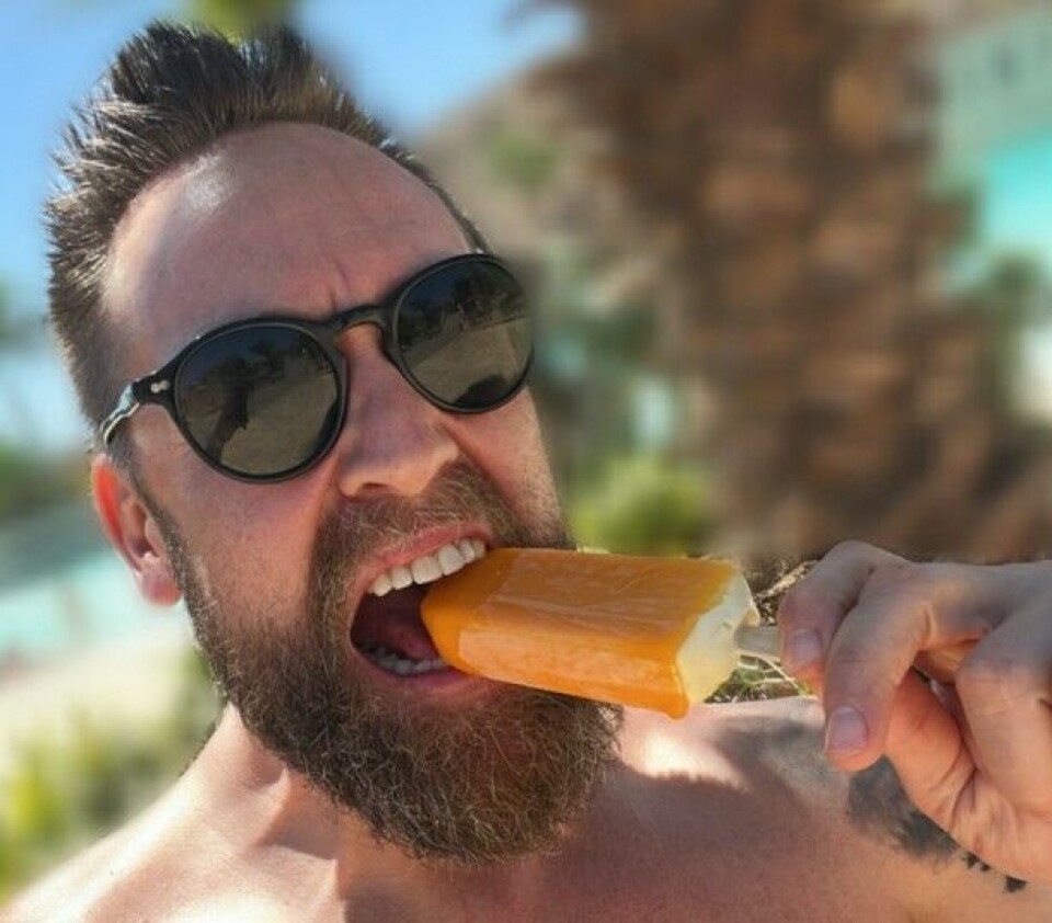 Komiker Ørjan Burøe er på Gran Canaria. Som i Norge trekker han fulle hus med sitt show 'Solo' hos Lillebrors Party & Pianobar. Foto: Privat