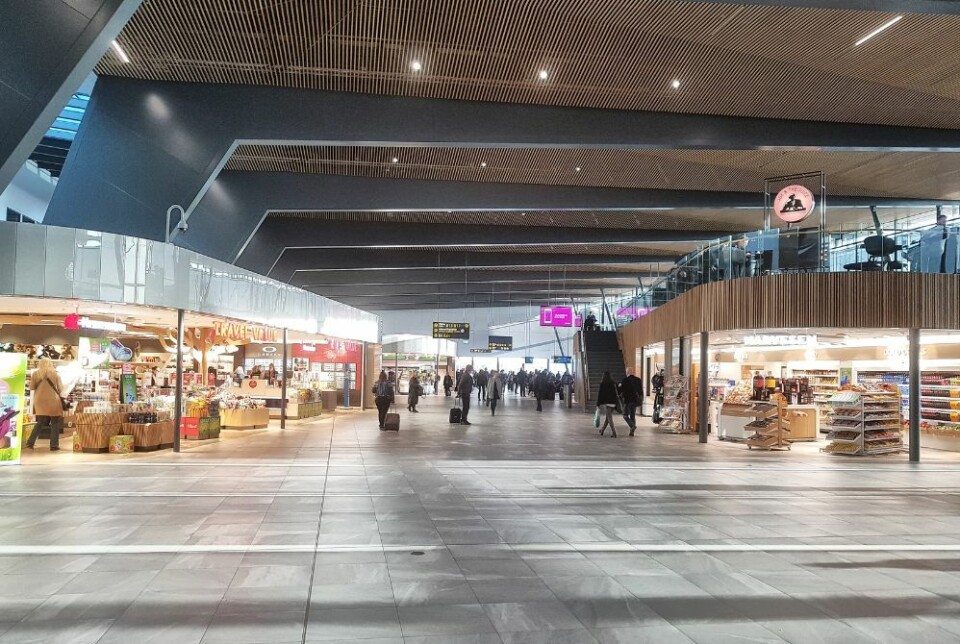 Reider Thorstensen mener 53 kroner for ei flaske vann er for ille. Det er likevel prisen du må ut med på Flesland lufthavn. Foto: Dignity100/Shutterstock