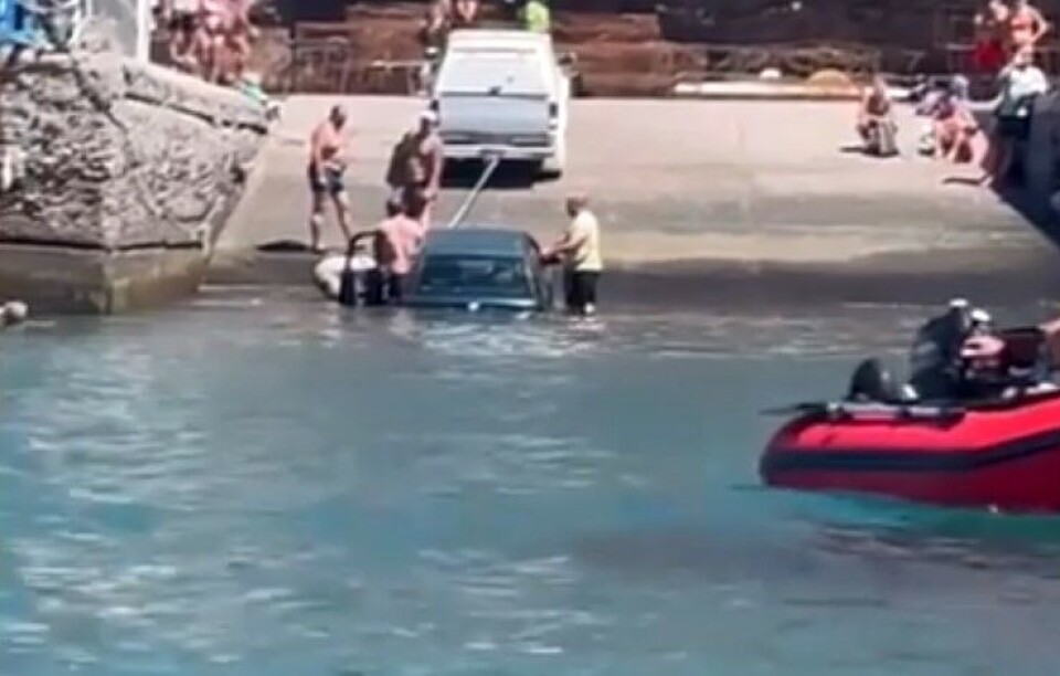 Bilen ble dratt ut i vannet av båten den forsøkte å sjøsette. Foto: Skjermdump fra video/Canarias 7