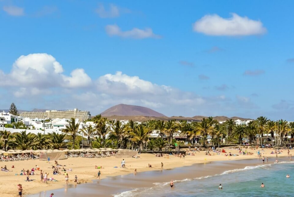 En tilfeldig forbipasserende fant ryggsekk med over 5000 euro i Costa Teguise på Lanzarote. Foto: Tomasz Czajkowski/Shutterstock