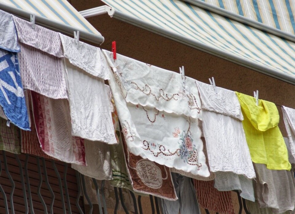 Den nye forskriften i Mogán forbyr klestørk på balkongen, bar overkropp på gata og tigging. Foto: Envato Elements