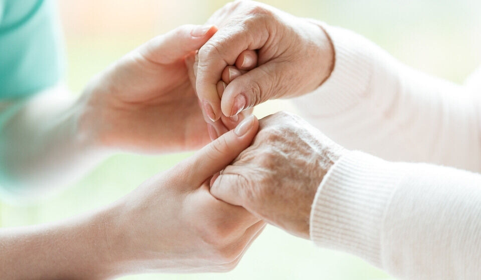 Både for de pårørende og de som rammes kan demens være spesielt skremmende hvis man bor hele eller deler av året i utlandet. Illustrasjon: Envato Elements