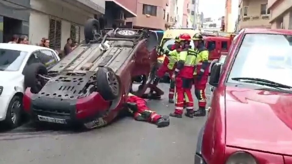 Bilen havnet på taket etter kollisjonen. Sjåføren og et barn måtte reddes ut av bilen. Foto: Privat